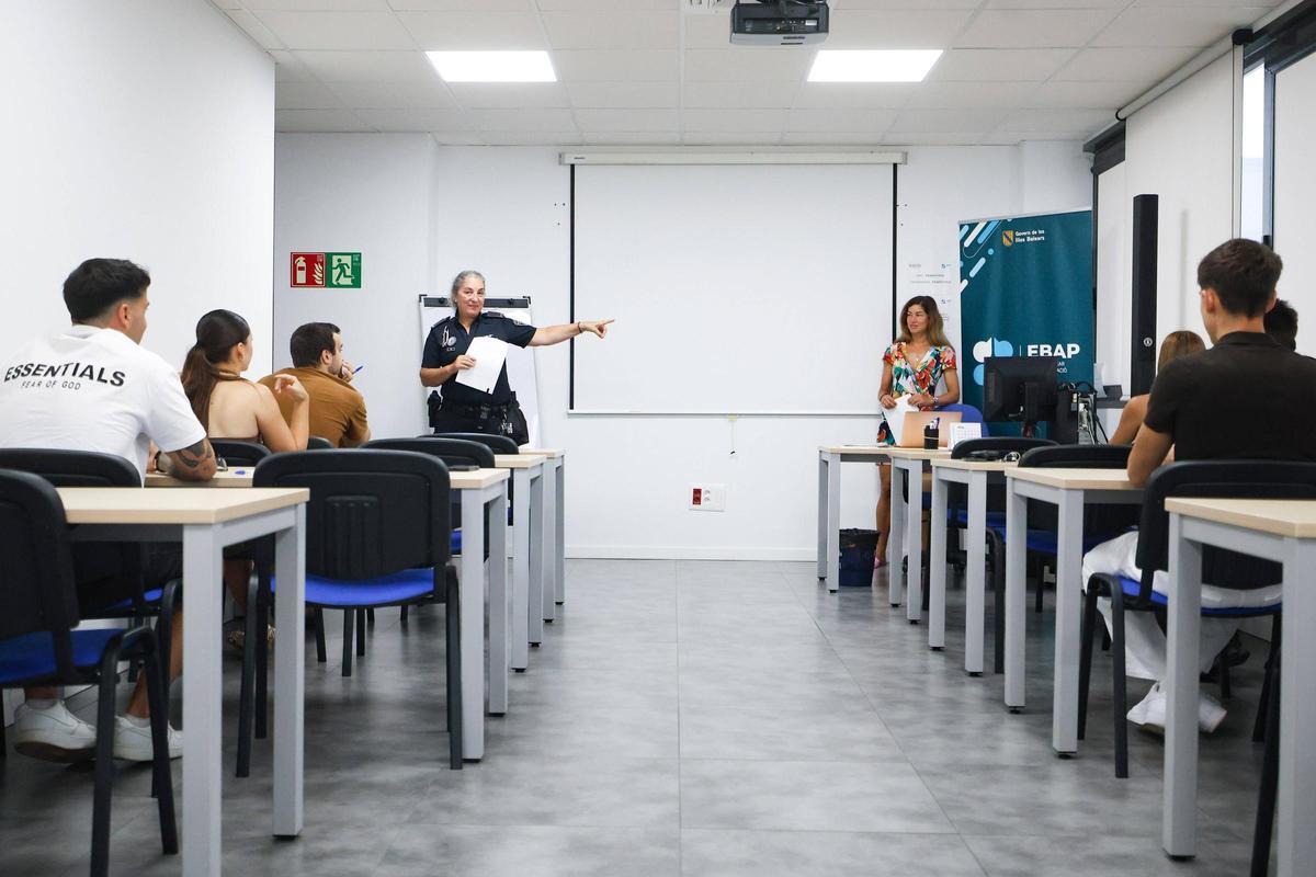 Los alumnos examinados junto a las profesoras que dan las últimas indicaciones antes del inicio de la prueba.