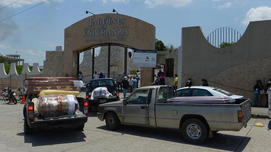 Furgonetas cargadas con ataúdes, a la entrada del cementerio de Guayaquil.