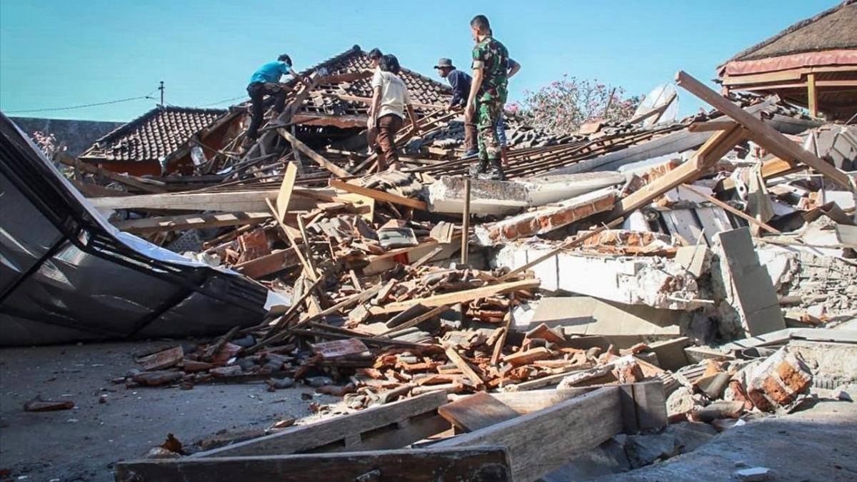 Los servicios de rescate buscan víctimas entre los escombros en la isla de Lombok