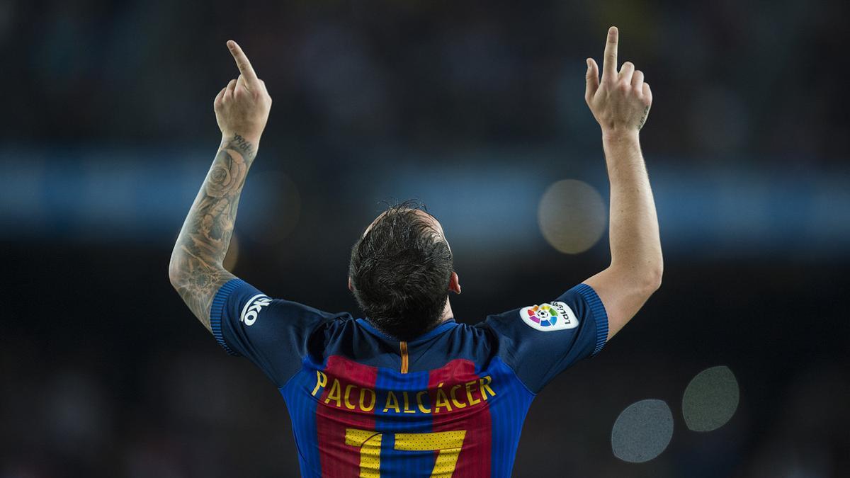 Paco Alcácer mira al cielo tras marcar en el Camp Nou