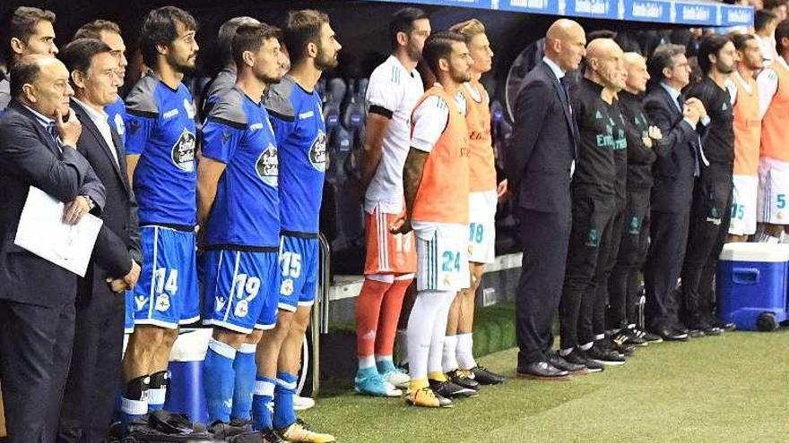 Ambos cuerpos técnicos en el minuto de silencio.