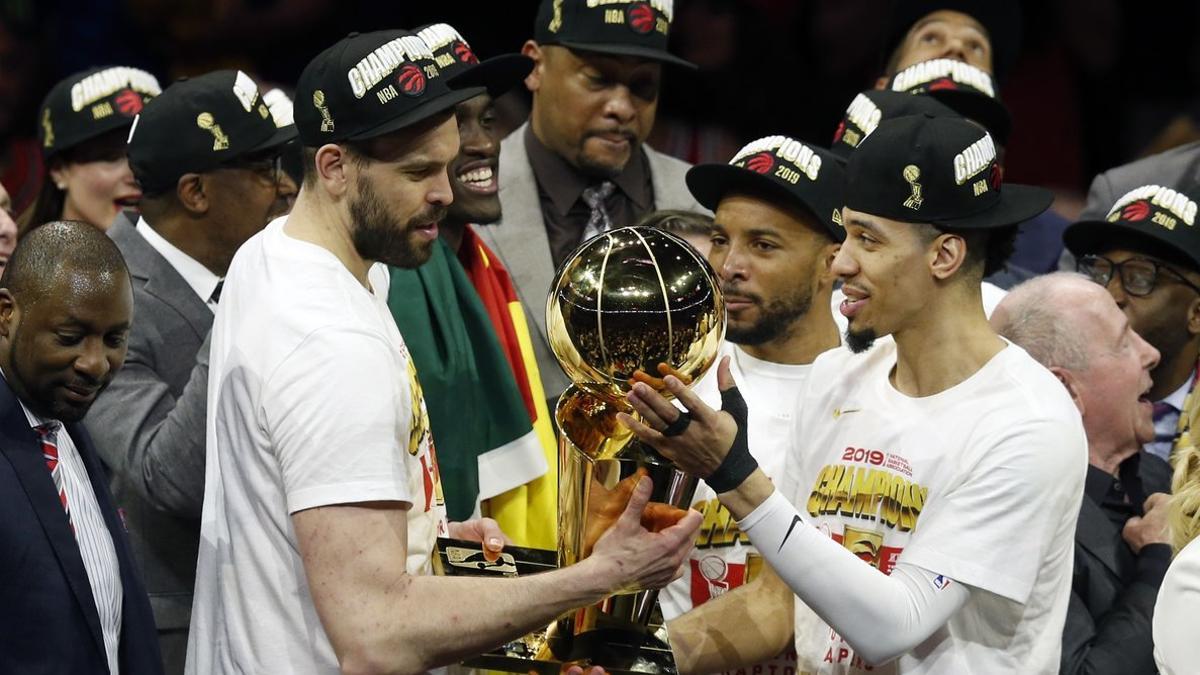 Marc Gasol y Danny Green, con el trofeo de campeones de la NBA.