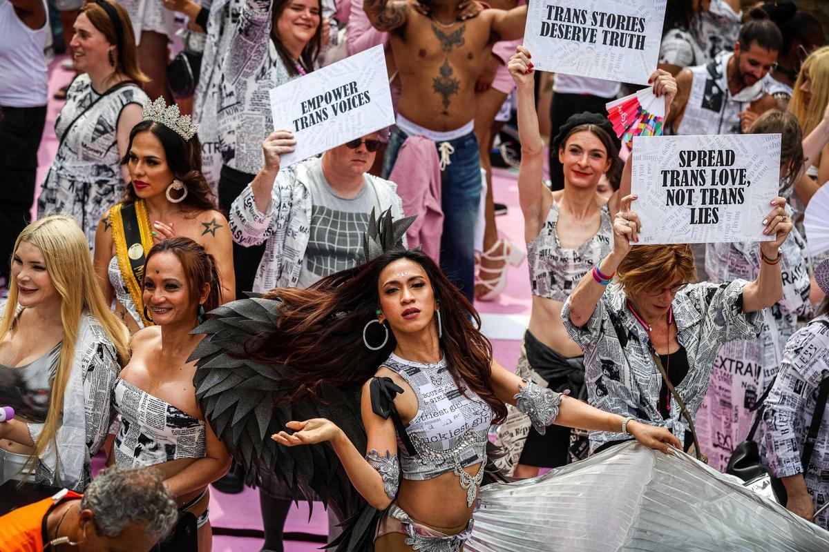 Celebran el desfile anual del orgullo LGTB+ por el Canal en Ámsterdam