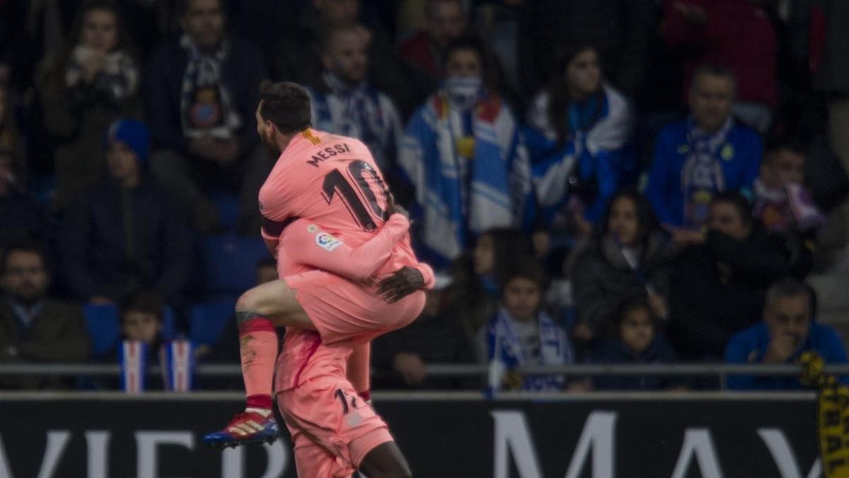 Messi celebra el gol de Dembélé.