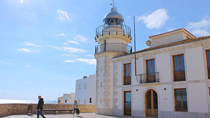 Un paseo que enamora  sobre fondo azul y blanco