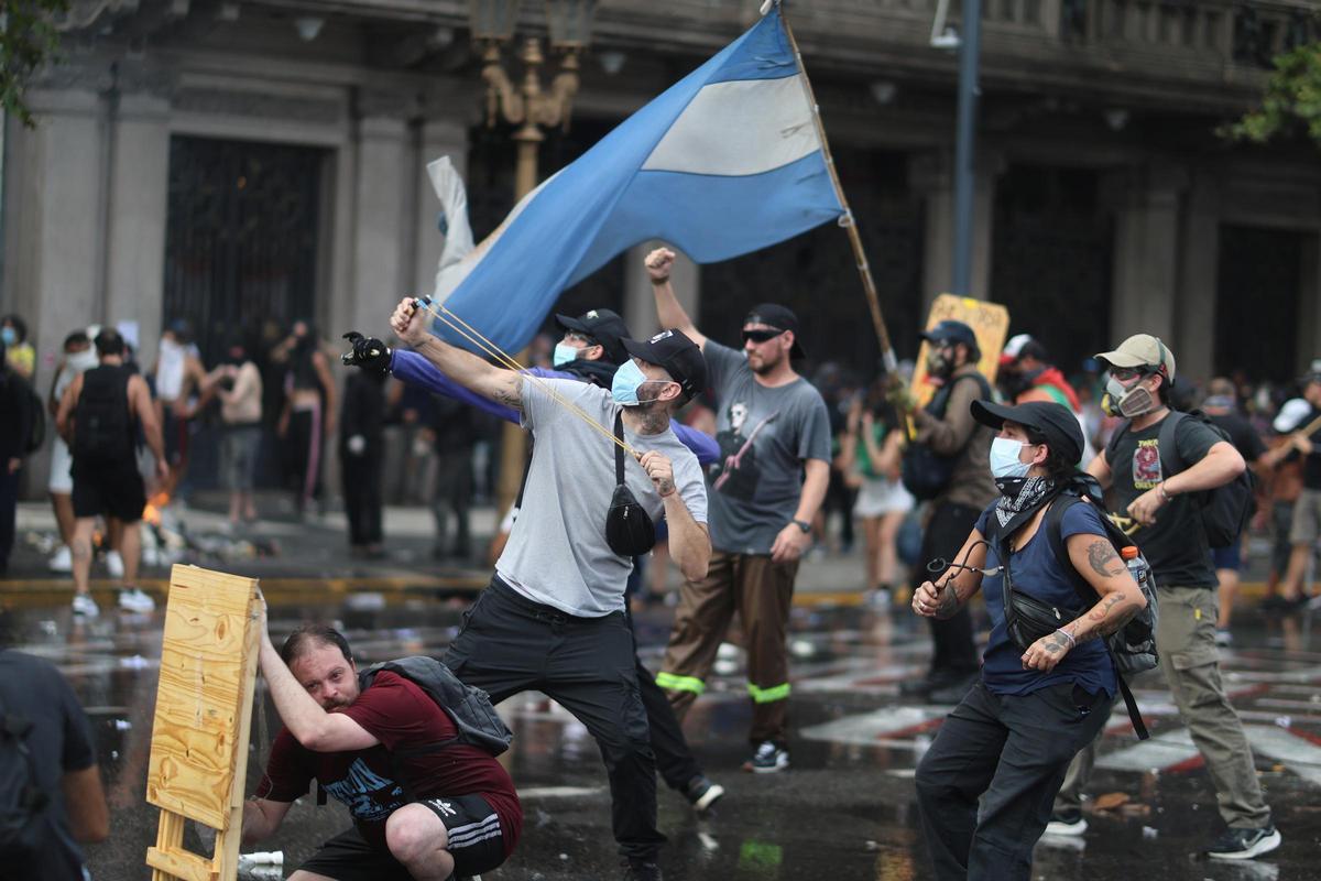 Manifestantes en Argentina cargan contra la policía tras la reforma laboral de Javier Milei.