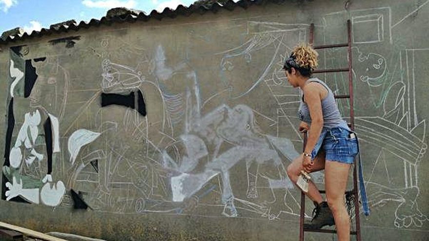 El Guernica, paso a paso. Distintos momentos del proceso creador del Guernica que está pintando en Torregamones Leticia Miano, quien aparece bajo estas líneas en una fotografía tomada en la Plaza de San Martín de Zamora y pintando un busto femenino