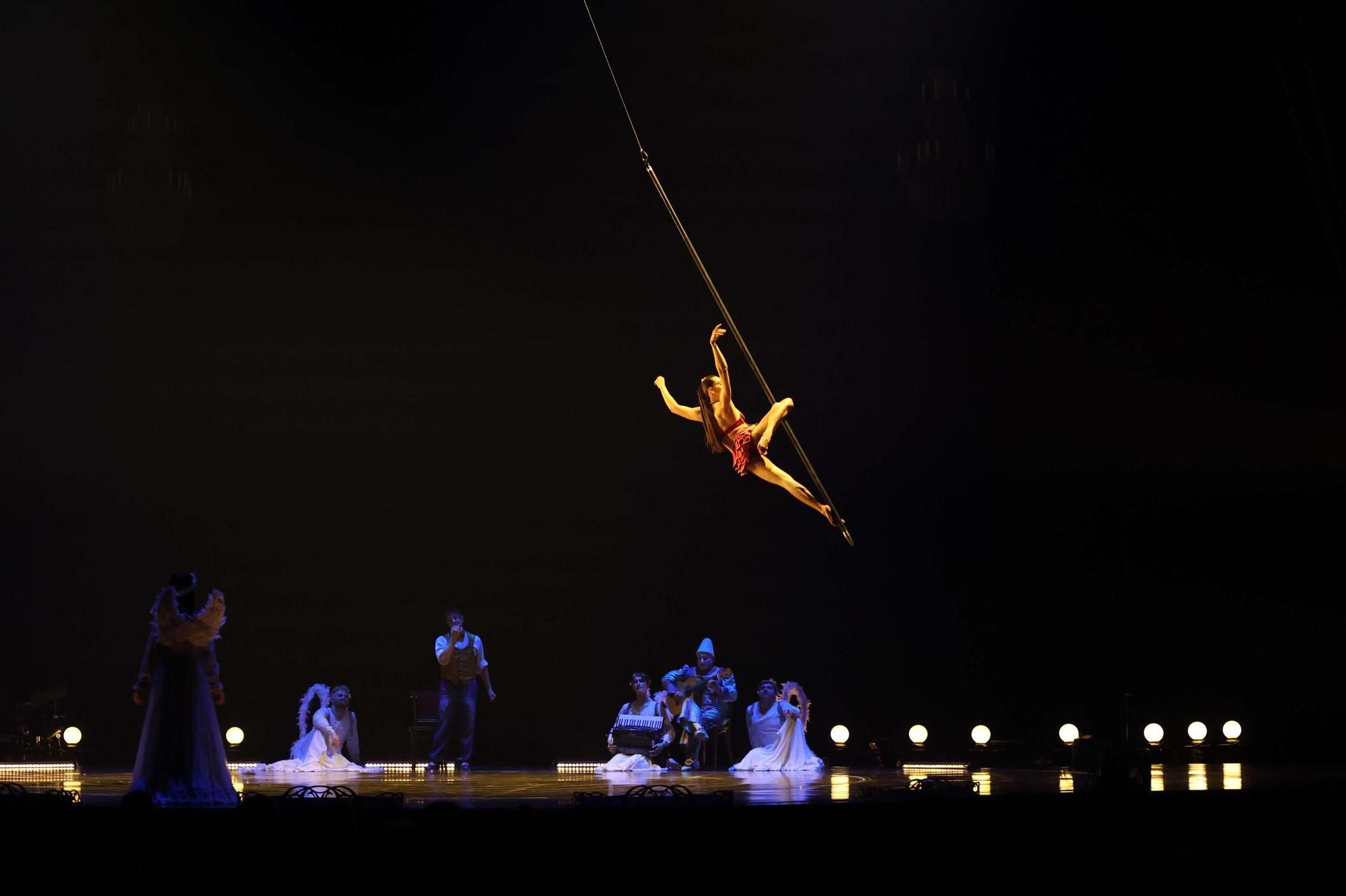 El público de A Coruña aplaude a los artistas del Circo del Sol con 'Corteo' en el Coliseum