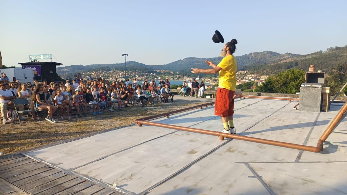 Un momento del espectáculo «Enredos» de A Vela Circo, ayer en O Hío.