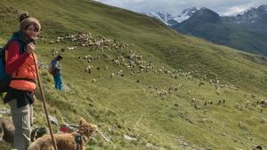 Celia, en primer plano, y Zuriñe, pastoreando por los Alpes suizos.