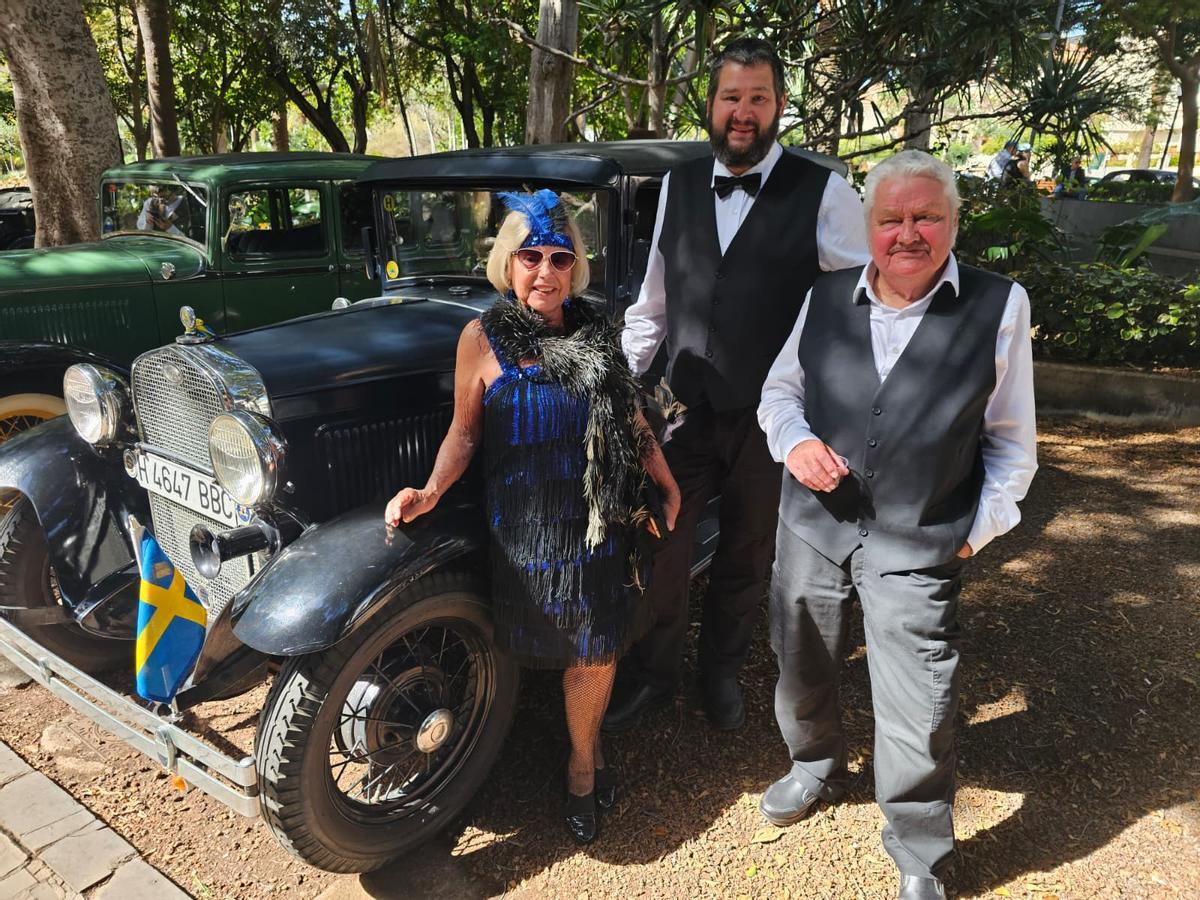 Así han paseado por Santa Cruz los coches antiguos y engalanados