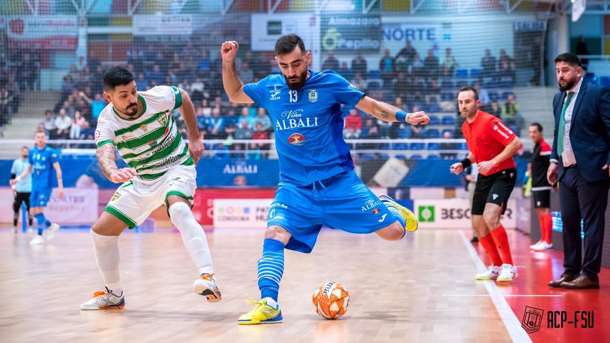 Jesús Rodríguez persigue al iraní Abassi en el Viña Albali-Córdoba Futsal.