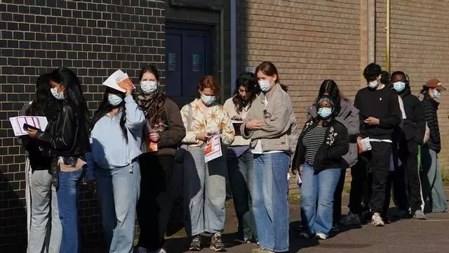 ¿Debe preocupar el brote "explosivo" de meningitis en Reino Unido?