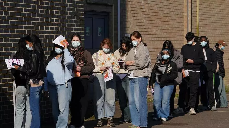 ¿Debe preocupar el brote "explosivo" de meningitis en Reino Unido?