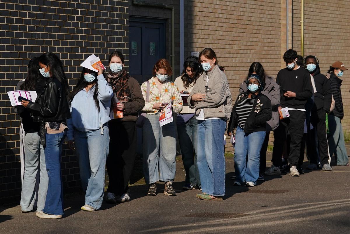 Colas de vacunación en Canterbury, Reino Unido.