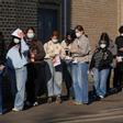 19 March 2026, United Kingdom, Canterbury: Students line up on the University of Kent campus in Canterbury to receive vaccines and antibiotics, as the number of meningitis cases under investigation by the UK Health Security Agency (UKHSA) in Kent rises to 27. Photo: Gareth Fuller/PA Wire/dpa 19/03/2026 ONLY FOR USE IN SPAIN. Gareth Fuller/PA Wire/dpa;hospital and clinics;health;Outbreak of meningitis and septicemia in Canterbury