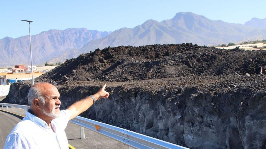 Ricardo Camacho señala la zona donde reconstruirá su vivienda, justo sobre las coladas del volcán.
