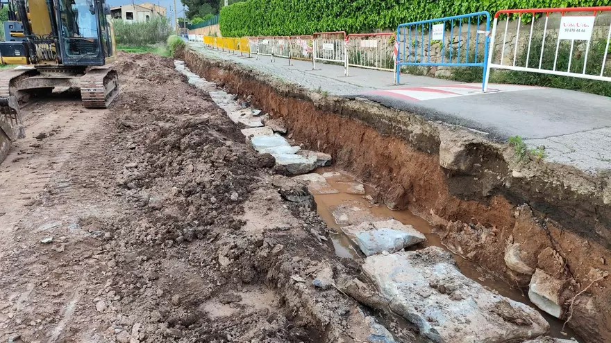 Treballs per construir un mur al tram del camí dels Tovots de Manresa on va bocar un bus