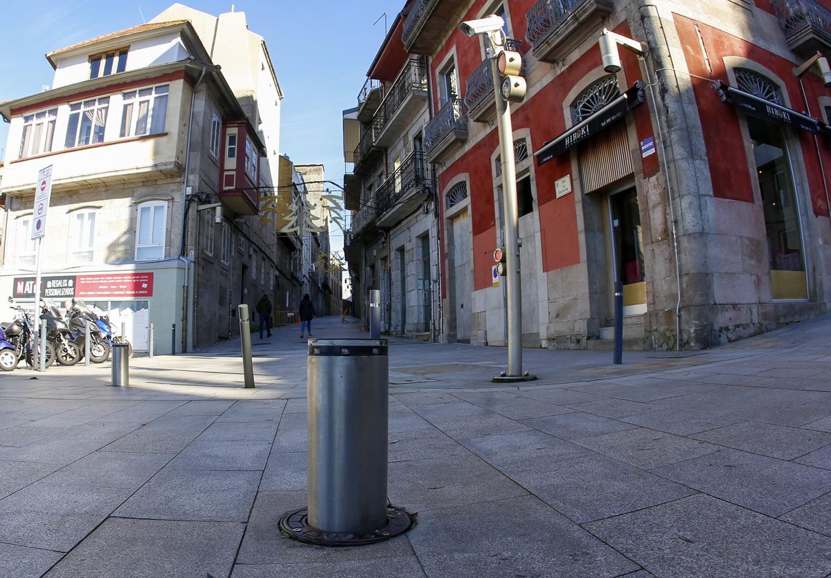 BOLARDOS DEL CASCO VELLO DE VIGO PARA RESTRINGIR LA ENTRADA DE VEHICULOS AL MISMO / TRAFICO. SISTEMA. CONTROL. ACCESO. COCHES. CASCO ANTIGUO. HISTORICO