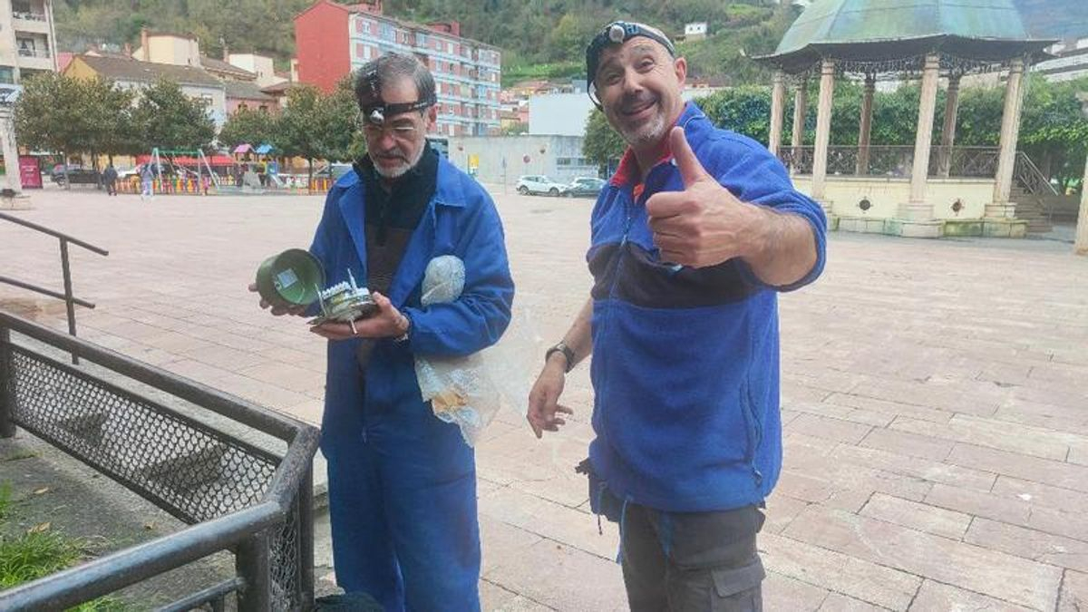 Los relojeros que arreglaron el mecanismo de la iglesia de Moreda.