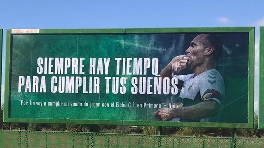 Vallas publicitarias de Nino celebrando el ascenso a Primera.