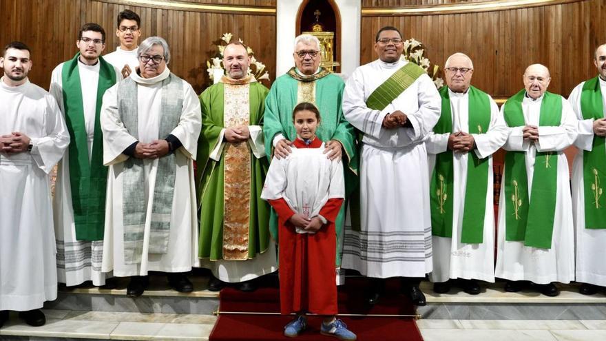 Mario Vázquez arropó al nuevo equipo parroquial de Lalín en una eucaristía en la que también estuvieron otros religosos. |  Bernabé