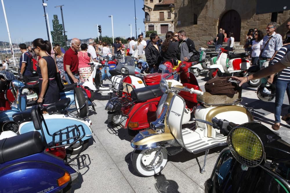 Concentración de vespas en Gijón