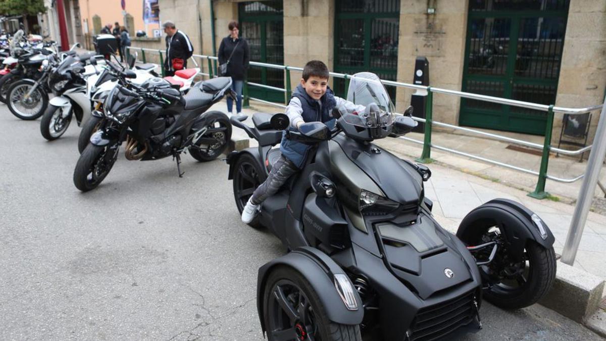 Un niño encima de un triciclo en la concentración de ayer.