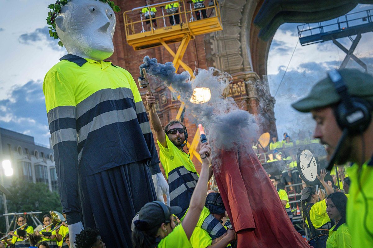 Marc Salicrú desata un espectáculo caótico con más de 300 personas en el Arc de Triomf