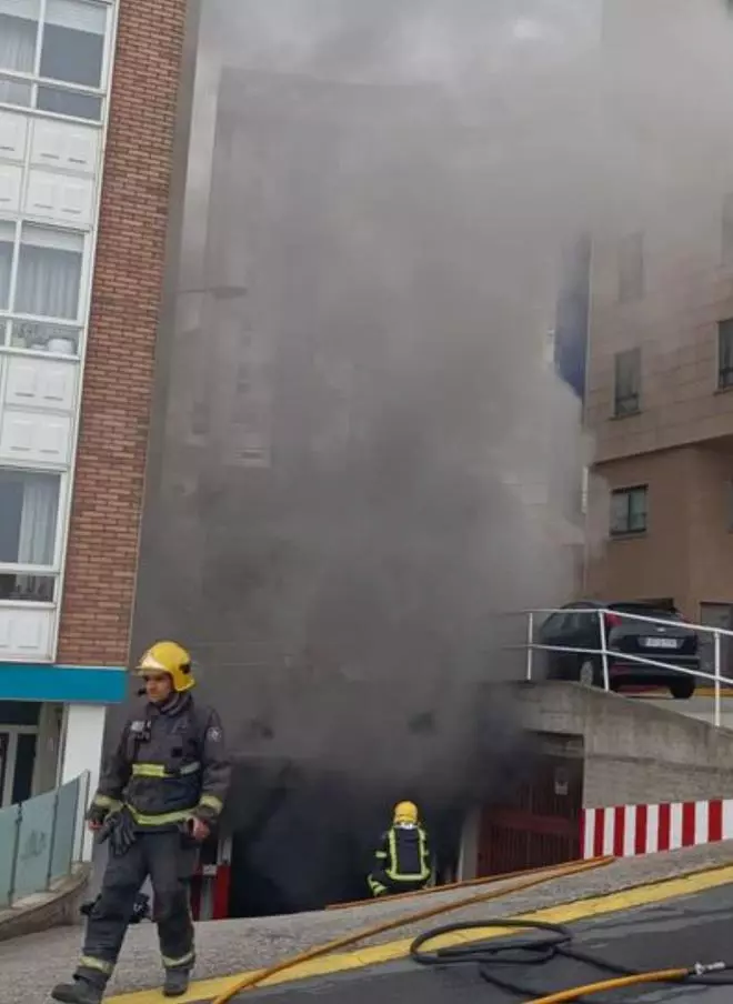 Un incendio en un garaje calcina dos coches y obliga a desalojar un edificio en Culleredo