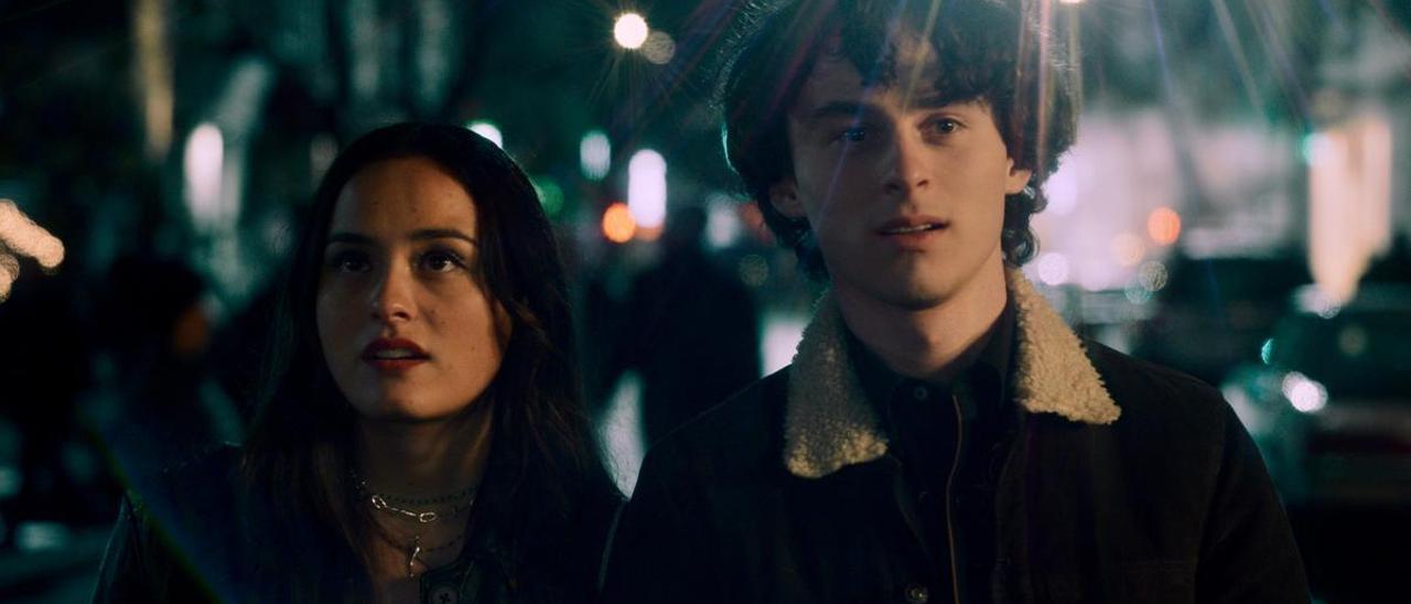 Chase Sui Wonder (Samantha) y Wyatt Oleff (Charlie) en ’Ciudad en llamas’.