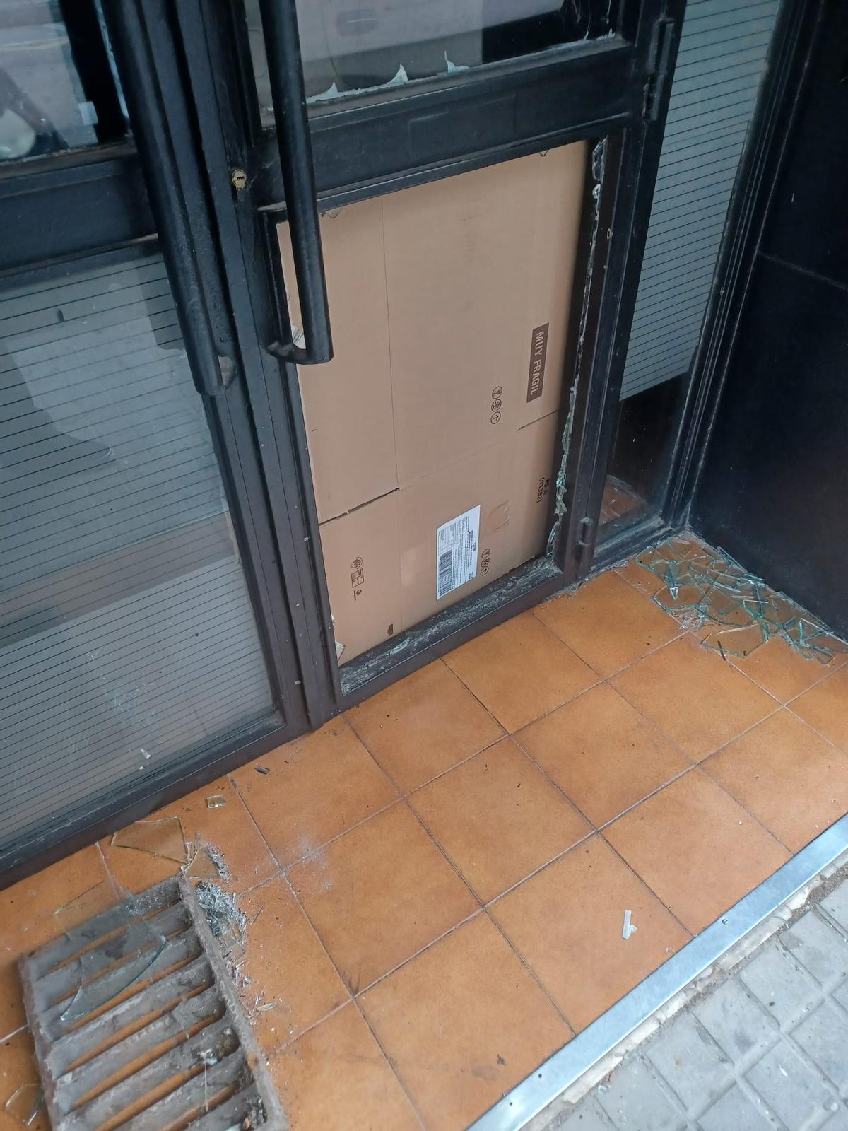 Robo a golpe de alcantarilla en una bocatería de la calle Alonso de Aragón, en el barrio de Delicias.