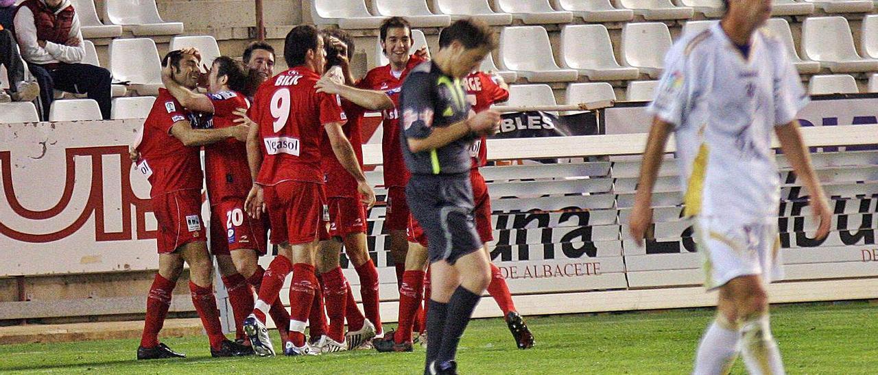 Los jugadores del Sporting, al fondo, celebran el gol de la victoria de Sastre.