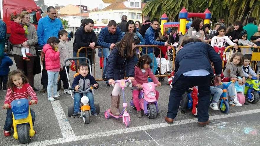 Salida de la carrera de triciclos, en las fiestas de Cantodarea del pasado año.  // S.A.