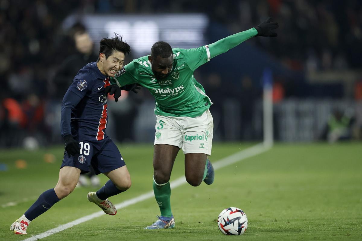 Paris (France), 12/01/2025.- Lee Kang-In (L) of PSG and Mickael Nade (R) of Saint-Etienne in action during the French Ligue 1 soccer match between Paris Saint Germain (PSG) and Saint-Etienne in Paris, France, 12 January 2025. (Francia) EFE/EPA/YOAN VALAT