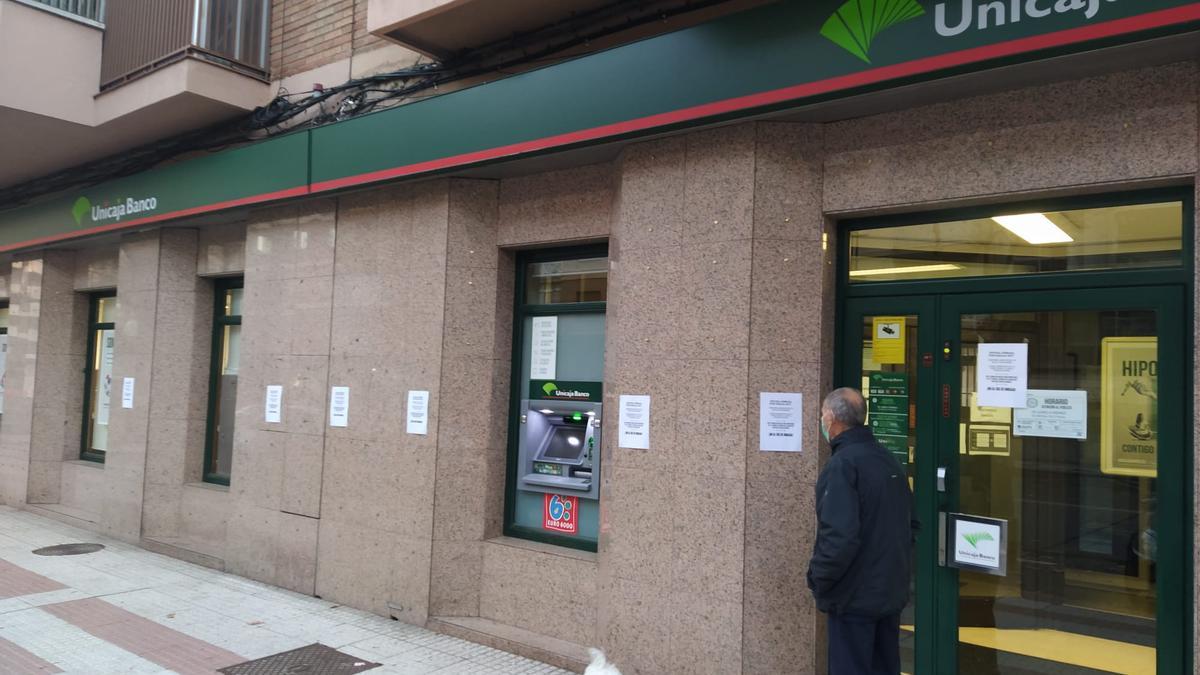 Oficina de Unicaja Banco en Zamora cerrada por huelga.