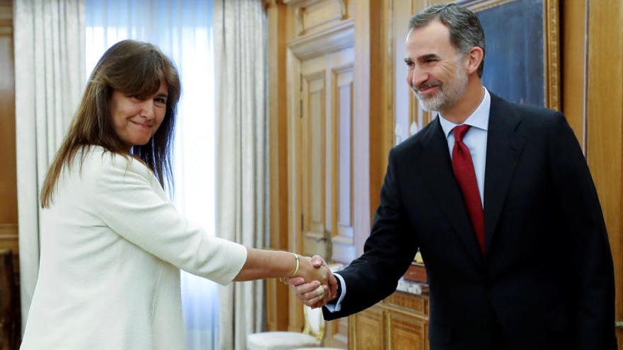 Laura Borràs dona la mà a Felip VI, abans de començar la reunió