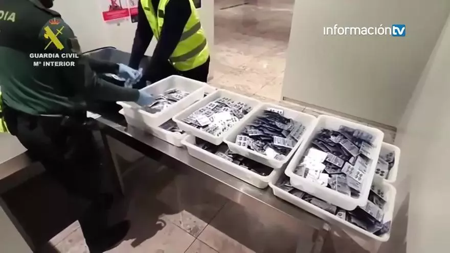 Una mujer de 63 años, detenida en el aeropuerto Alicante-Elche con 20.000 pastillas para la disfunción eréctil en su maleta