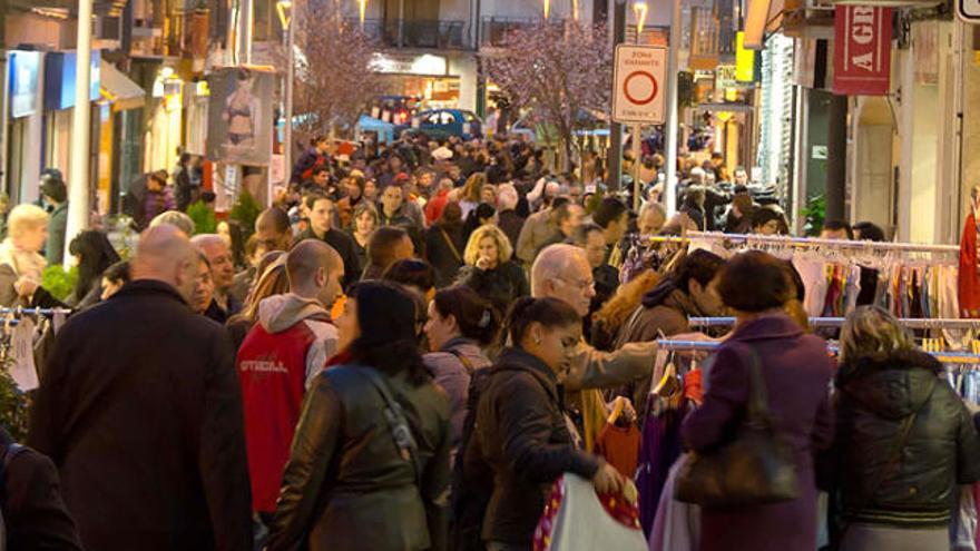 Blanes Centenars de persones assisteixen  a la Botiga al Carrer