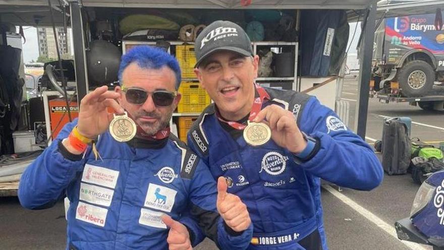 Daniel Albero y su copiloto Jorge Vera con sus medallas de &#039;finishers&#039; del Dakar