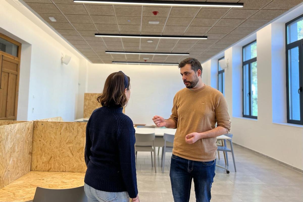 El concejal de Juventud en la sala de estudio