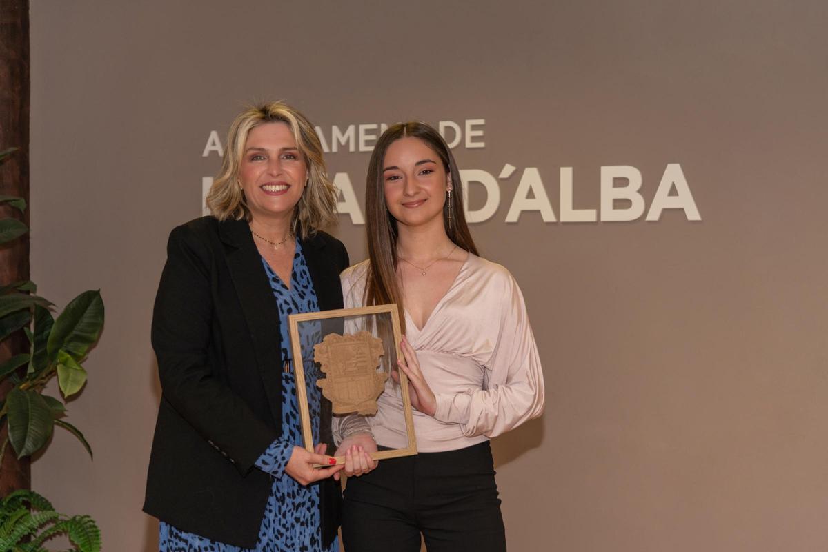 La alcaldesa de Vall d'Alba, Marta Barrachina, con Noa Gil Porcar.