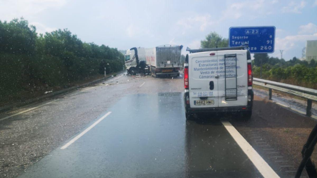 Accidente de un camión a la altura de Soneja a causa del agua.