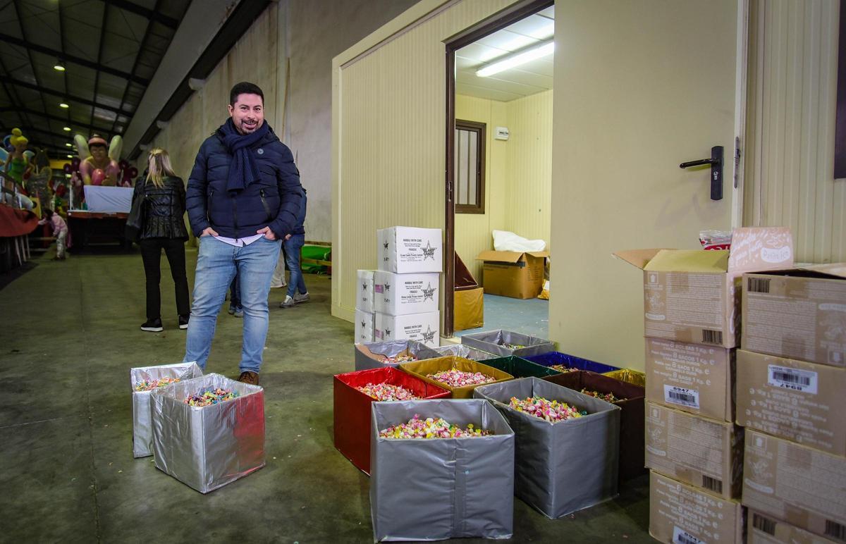 José Antonio Casablanca, con los caramelos que se reparten mañana.