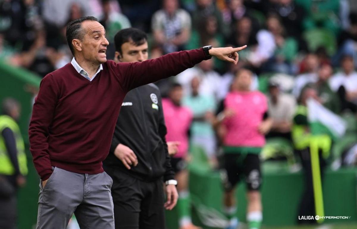 José Luis Oltra, durante el partido en Santander