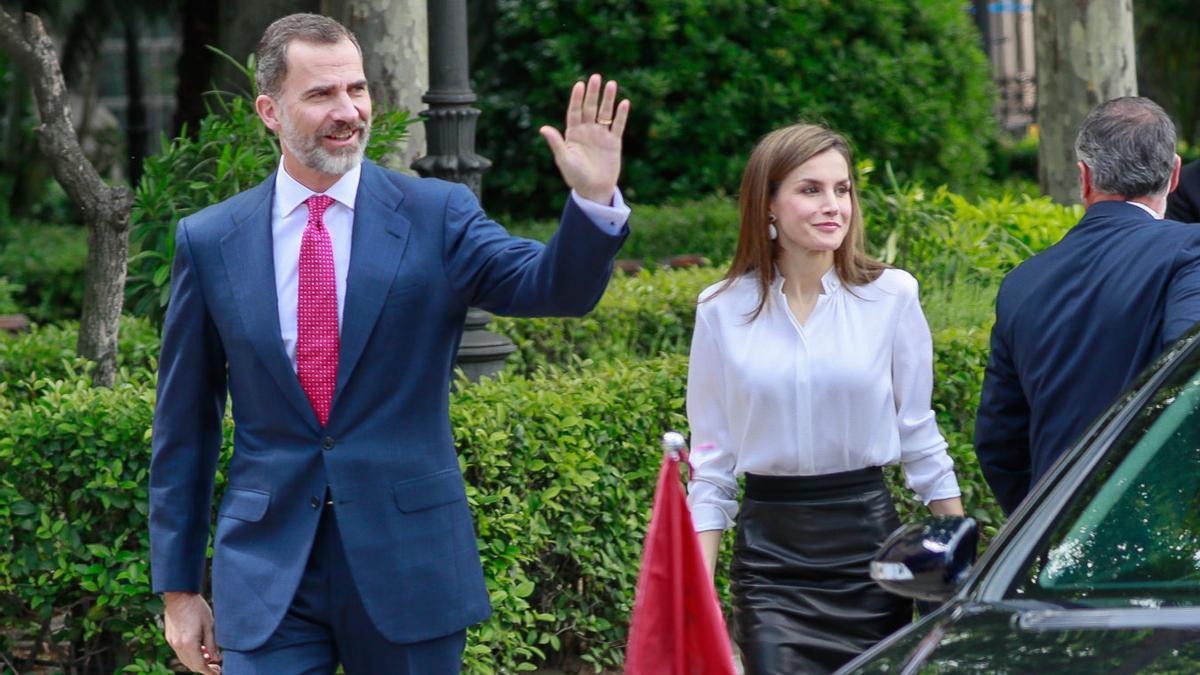 El look de Letizia Ortiz con falda de cuero y blusa blanca