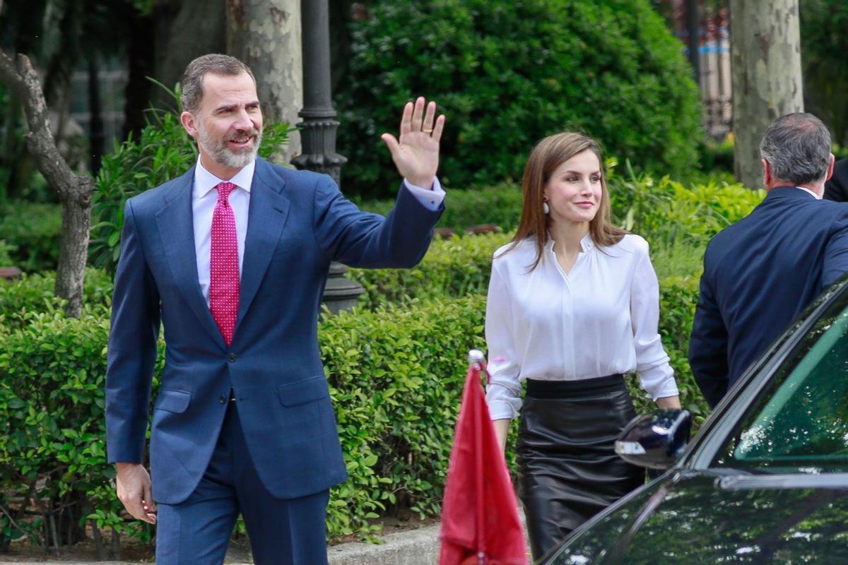 Letizia Ortiz y su look con falda de cuero junto a Felipe VI