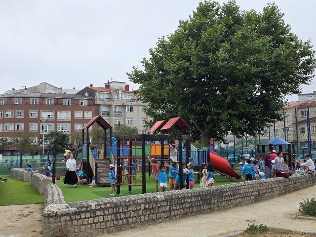 Nenos nun parque infantil do Concello do Grove.
