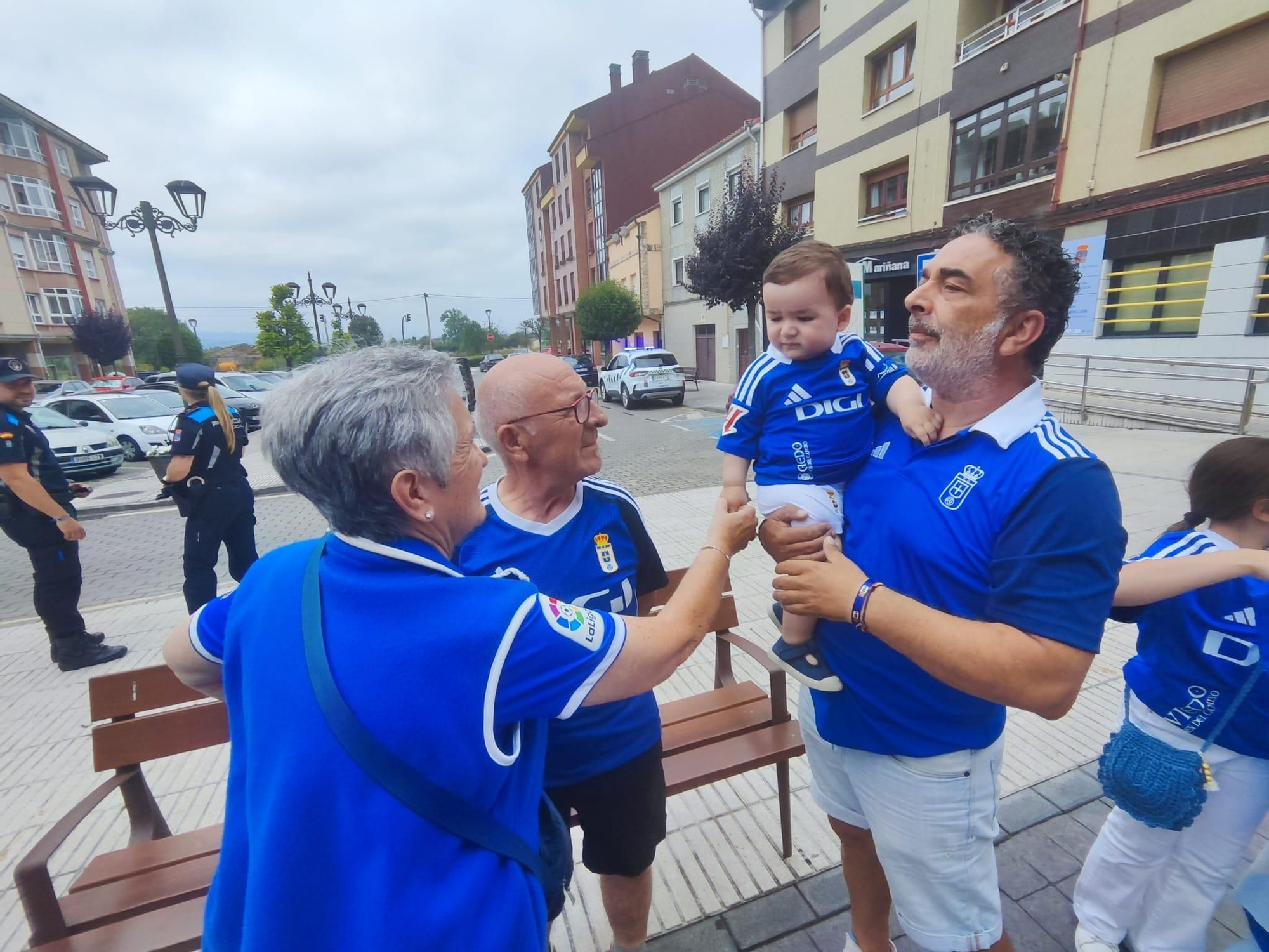 Ofrenda azul en Lugo de Llanera: los oviedistas agradecen a Santa María el ascenso a Primera