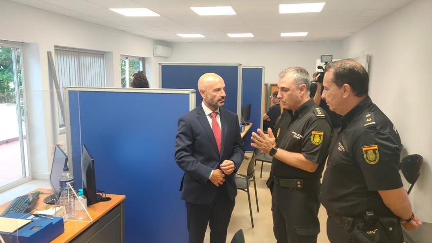 El subdelegado del Gobierno, Javier Salas, junto al comisario Jefe Provincial de Operaciones, Roberto Rodríguez, visita las instalaciones de la Comisaría del Cuerpo Nacional de Policía de El Palo